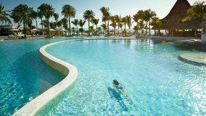 Piscine de l'hôtel Lux Belle Mare, un choix parfait pour combiner safari et plage