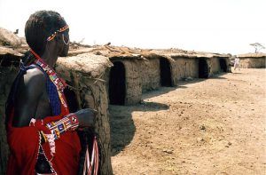 Guerrier maasaï devant une manyatta