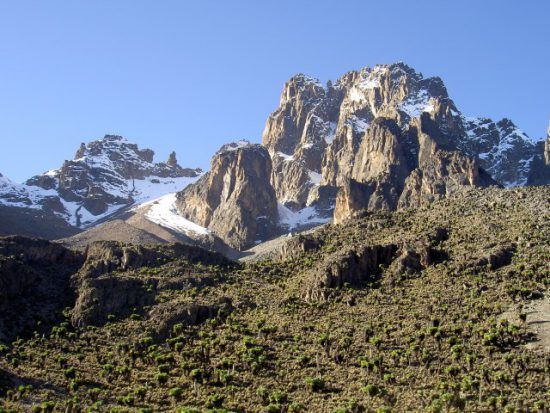 Der schneebedeckte Gipfel des Mount Kenya in Kenia