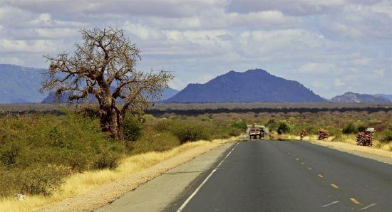 Straße führt von Nairobi aus direkt in den afrikanischen Busch