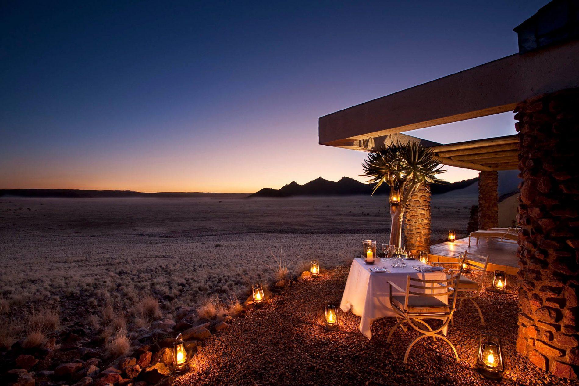 Romantisches Abendessen in der &Beyond Sossusvlei Desert Lodge