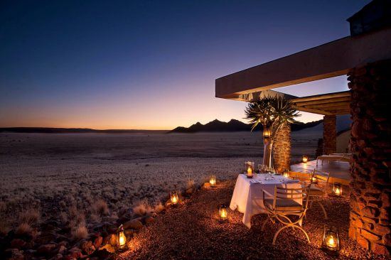 Um jantar intimista com vistas espetaculares é uma das experiências a serem desfrutadas em Sossusvlei Desert Lodge