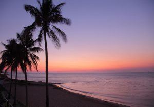 Puesta de sol sobre la costa de Maputo, capital de Mozambique