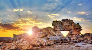 La ventana de Isalo, una famosa formación rocosa en Madagascar