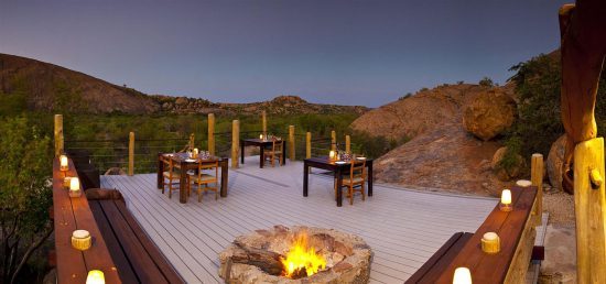 Cenas de lujo bajo bellos atardeceres en Erongo