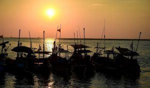 Aterdecer en África y típicos barcos pequeros en la costa de Seychelles