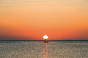 Un velero cruza el mar de Zanzíbar, Tanzania.