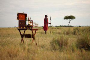 Guerrier maasaï dans les plaines du Mara North Conservancy, Kenya