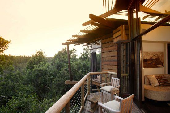 Eine Terrasse mit zwei Sesseln und Wald