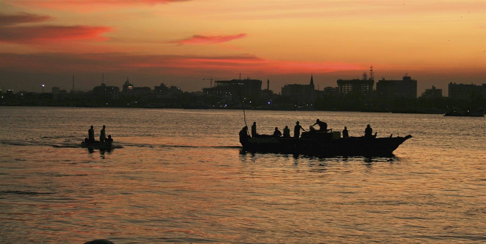 Vue du port de Dar-es-Salaam au crépuscule, Tanzanie