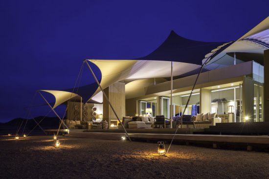 Das luxuriöse Hoanib Skeleton Coast Camp im Damaraland bei Nacht