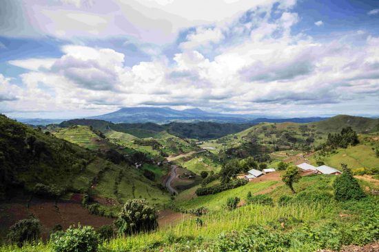 Colinas verdes y montañas te esperan en esta región de Uganda