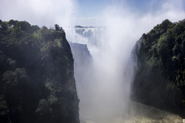 Les Chutes Victoria et son épais nuage de fumée lors du safari photo au Zimbabwe de Simon