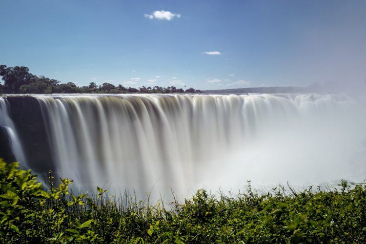 Vue panoramique sur les Chutes Victoria lors du safari photo au Zimbabwe de Simon Watson