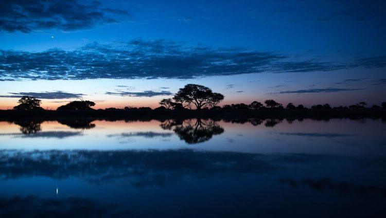 Magnifique coucher de soleil bleu sur le fleuve Zambèze au Zimbabwe.