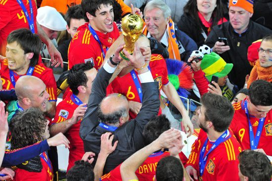 España celebrando su primer triunfo en un Mundial de fútbol