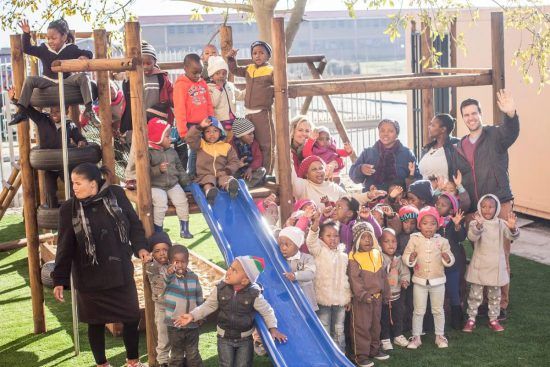 Viele Kinder auf einem Spielplatz