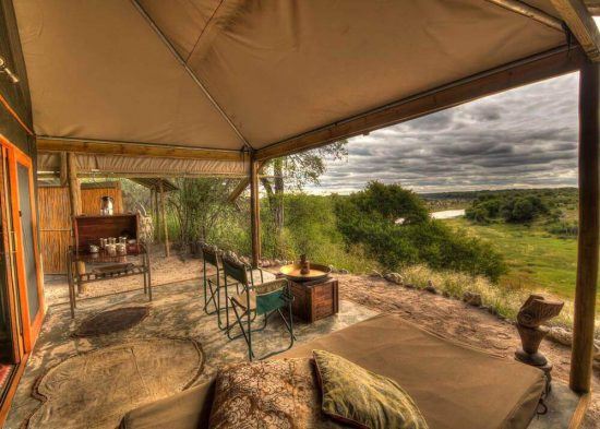 Blick aus einem Zelt im Meno a Kwena Tented Camp in Botswana auf den Busch. Es ist eine der beliebtesten Unterkünfte der britischen Königsfamilie in Afrika.