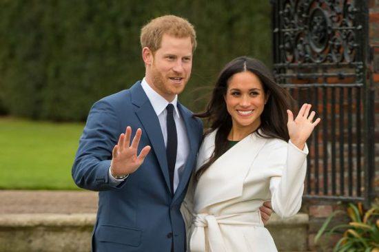 Prinz Harry und Meghan Markle winken in die Kamera - die Royals in Afrika