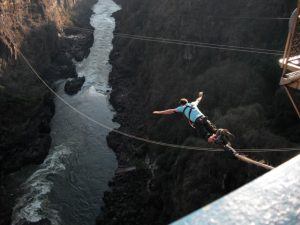 Bungee Jumping bei den Victoria-Fällen in Sambia