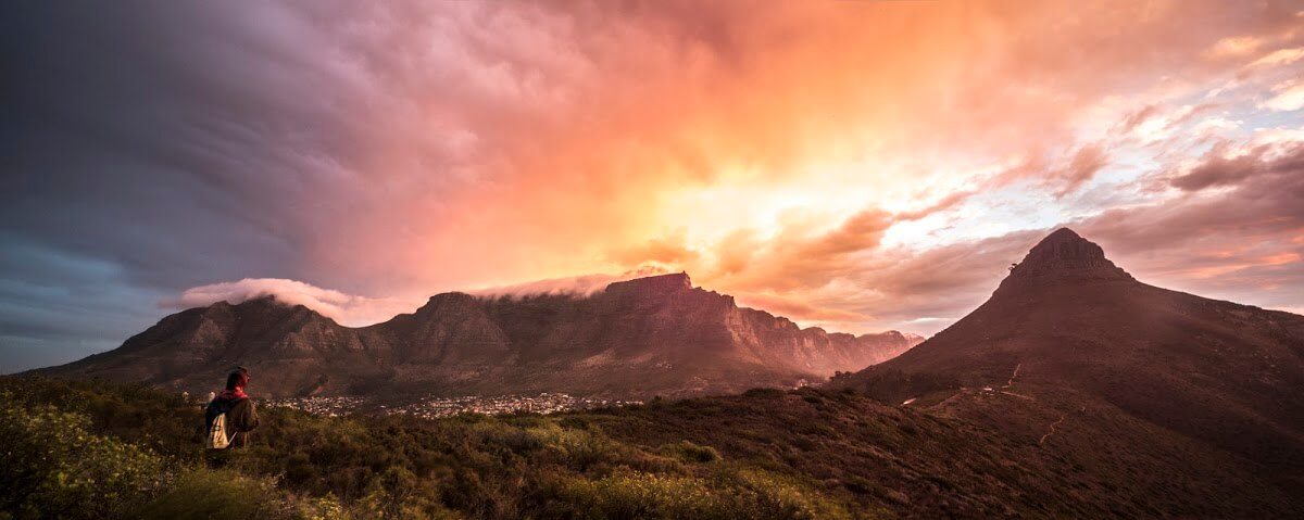 Der Tafelberg und Lion's Head, dahinter der Sonnenuntergang