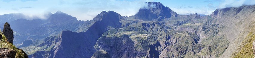 Grüne Bergkette auf La Réunion