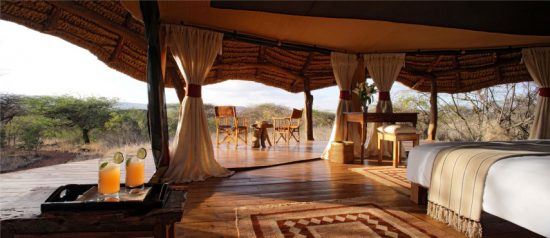 Das Interieur eines offenen Luxuszelts des Lewa Safari Camp in Kenia