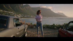 Vue de la plage de Camps Bay dans l'épisode de Black Mirror "San Junipero"