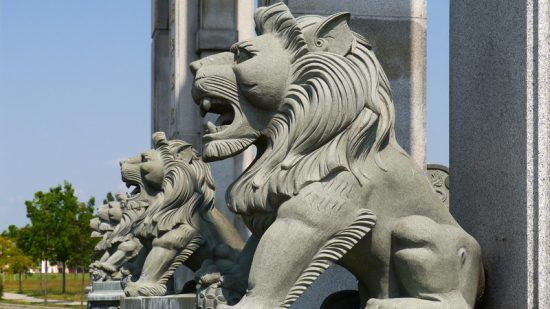 El león, presente en numerosas estatuas y monumentos a lo largo del mundo