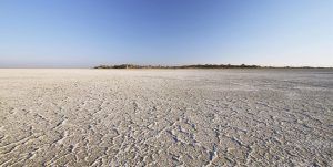 Lago hecho de sal en los salares de Makgadikgadi, en Botsuana