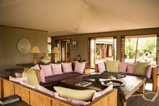 Drei Couches und viele bunte Kissen im Loungebereich der Lodge