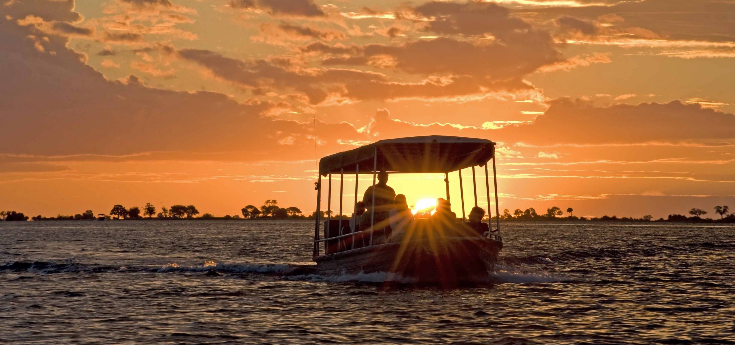 Crucero al atardecer en el río Chobe, en Botsuana