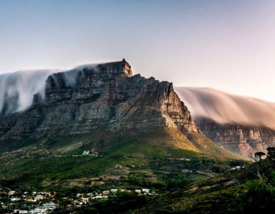 Wolken liegen wie eine weiche Decke überm Tafelberg in Kapstadt