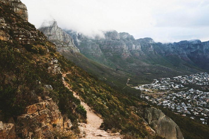 Blick auf den von Wolken bedeckten Tafelberg vom Lion's Head aus