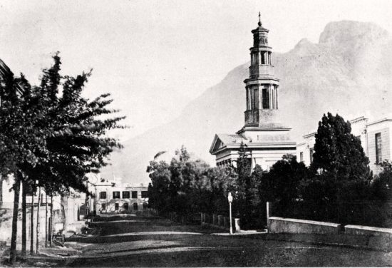 Die Wale Street samt Supreme Court mit Tafelberg im Hintergrund im Jahr 1878