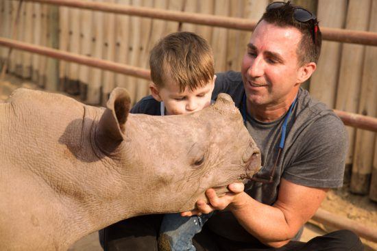 David Ryan und Sohn mit einem jungen Nashorn