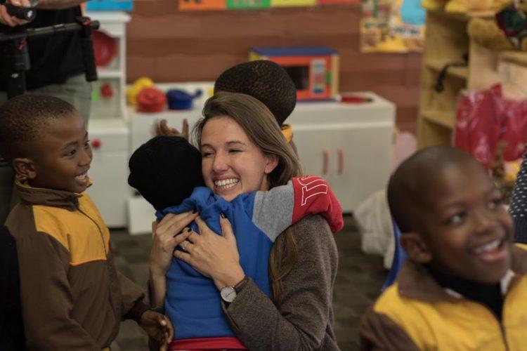 Daniella, responsable du comité Khumbulani, en pleine session tendresse avec les enfants du centre - bénévolat au Cap.