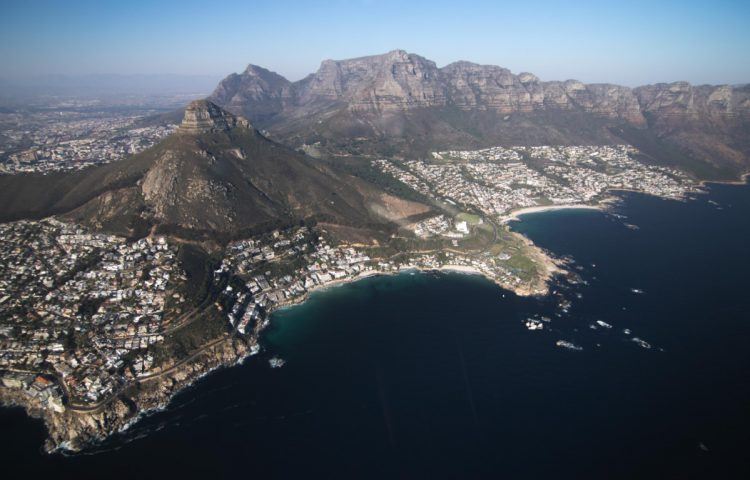 Tour en hélicoptère et vue aérienne sur Clifton et la baie de Camps Bay.