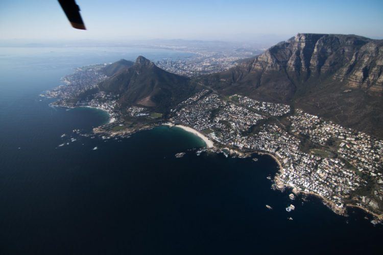 Tour en hélicoptère au dessus de la ville du Cap et vue sur la baie de Camps Bay. 