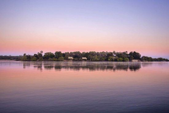 Aussicht bei einer Bootstour auf dem Sambesi während des Sonnenuntergangs