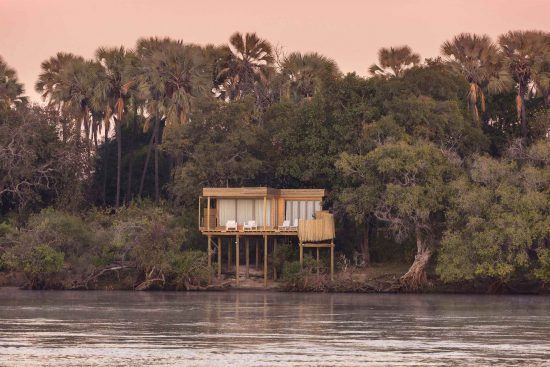 Eine Baumhaus-Suite der Victoria Falls Island Lodge in malerischer Kulisse am Ufer des Sambesi