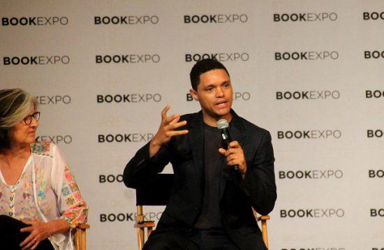 Trevor Noah presentando su libro en Estados Unidos