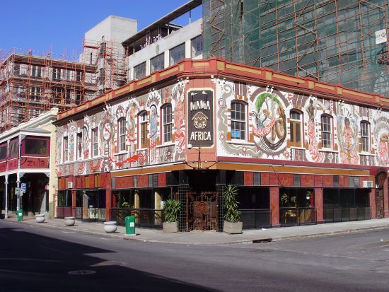 Fachada Mama Africa, uno de los restaurantes en Cape Town