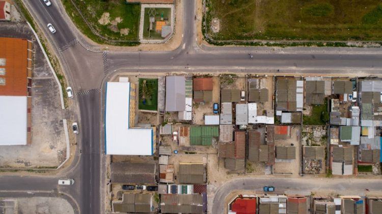 Vue aérienne de Khumbulani dans le township de Khayelitsha au Cap