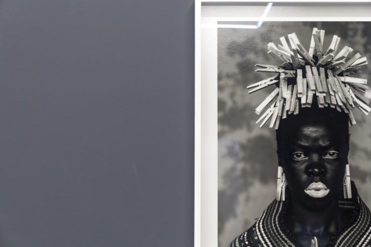 Zanele Muholi, artiste sud-africaine et photographe, exposant son oeuvre Somnyama Gonyama au musée Zeitz MOCAA du Cap.