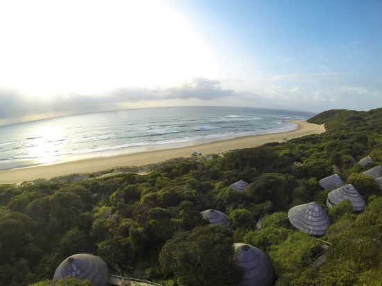 Blick auf die Bungalows der Thonga Beach Lodge mit Blick auf den unrberührten Strand am Indischen Ozean