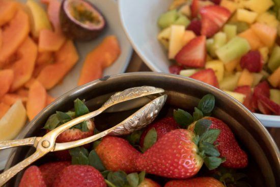 Uma seleção de frutas frescas servidas durante o café da manhã de MannaBay