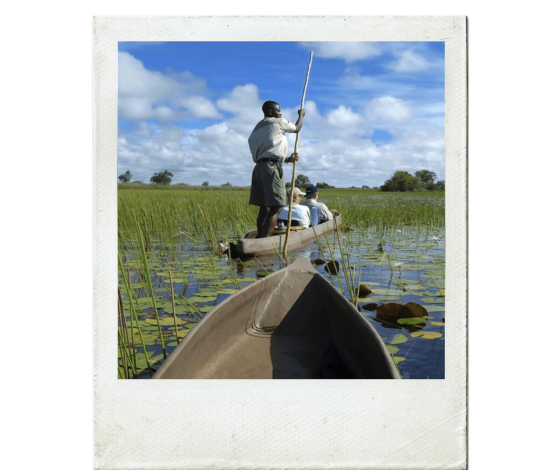 Delta do Okavango pode ser explorado a bordo de um mokoro, uma canoa tradicional da região