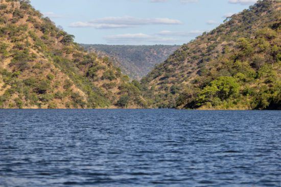 Grüne Berge rund um das blaue Wasser des Lake Kariba