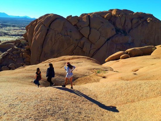 Grimpez en haut des montagnes de Spitzkoppe en Namibie